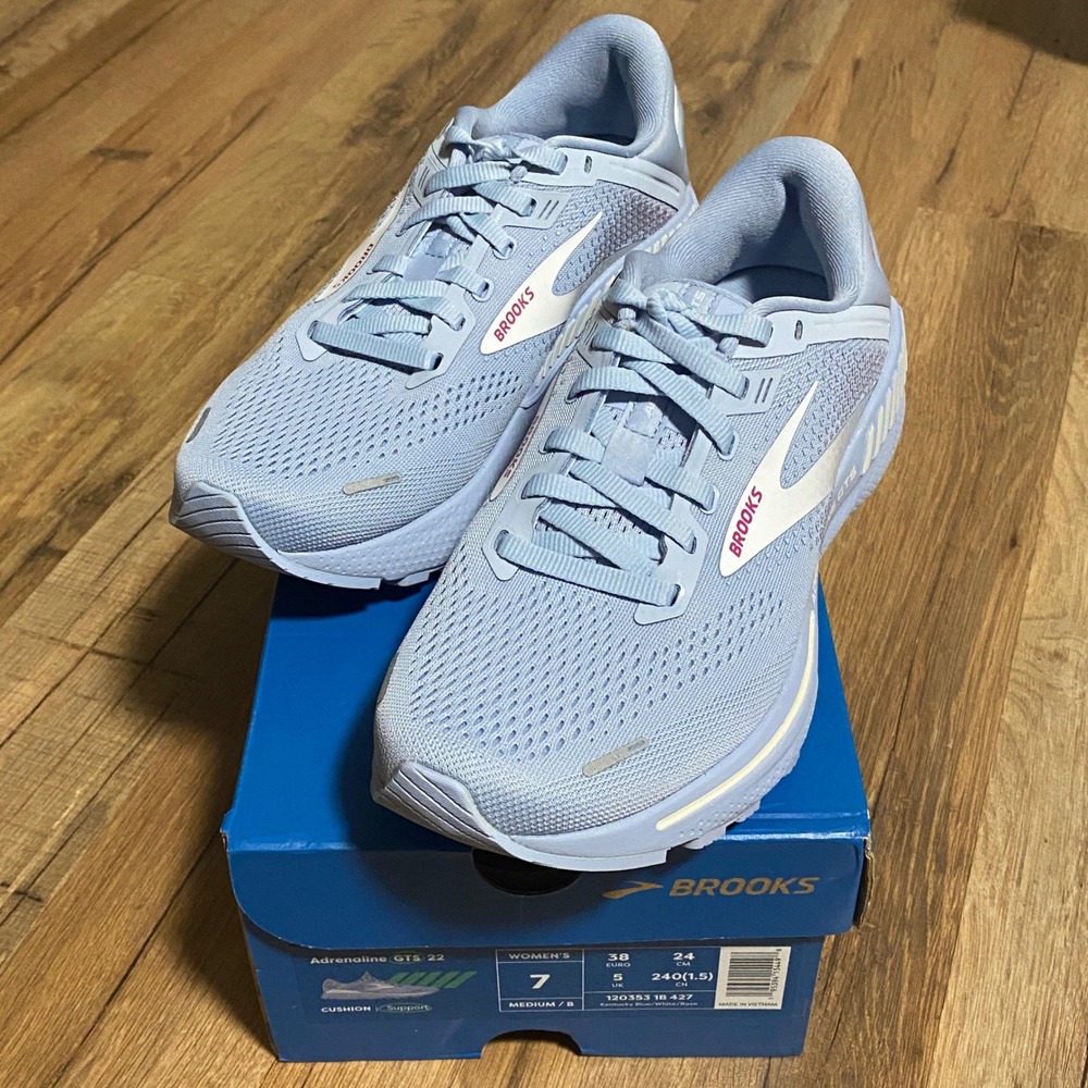 Brooks Adrenaline GTS 22 Womens Kentucky Blue Running Shoes
Size 7 With Box